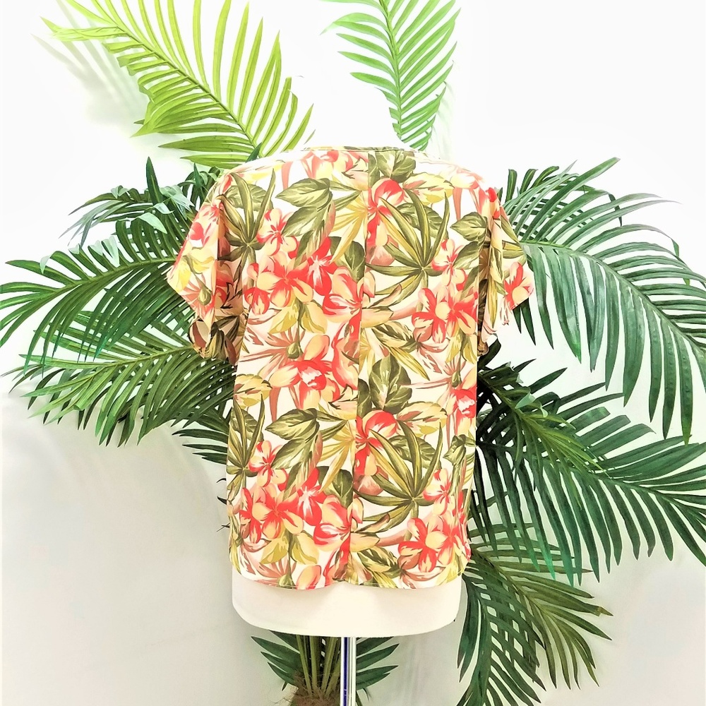 Two Patterned Medium Blouses - Picture 6 of 7